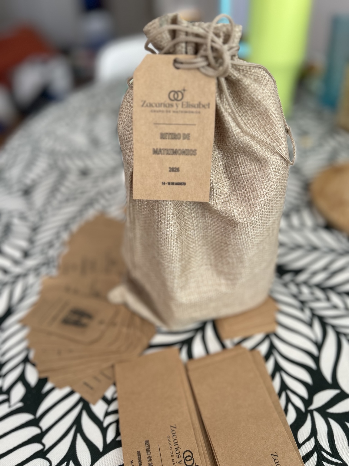 Bolsa de yute con etiqueta del retiro de matrimonios Zacarías y Elisabet