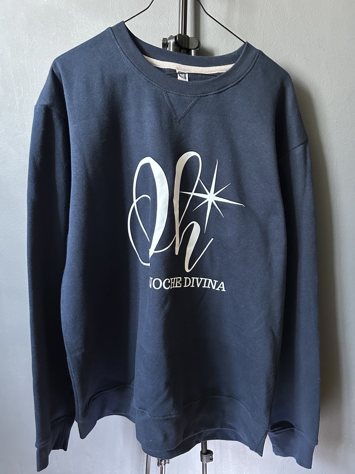 Sudadera azul con diseño navideño blanco
